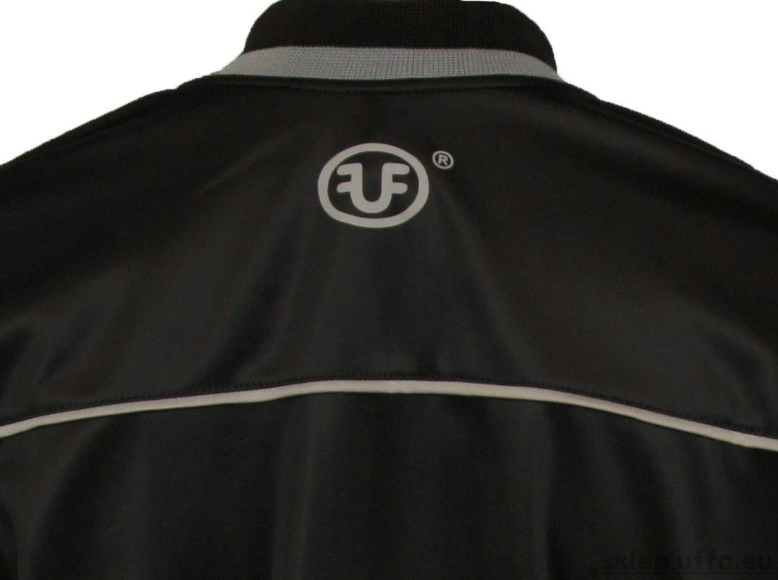 logo UFFO umieszczone z tyłu bluzy