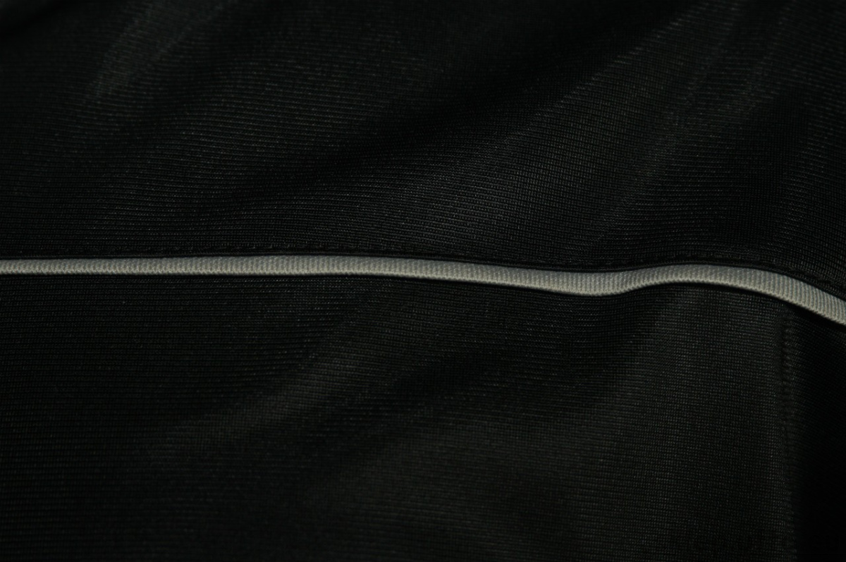 wypustka na łączeniu dolnej z górną częścia bluzy